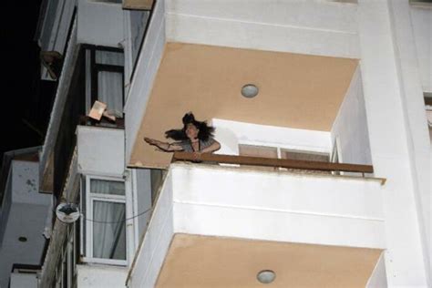 S­i­n­i­r­ ­k­r­i­z­i­ ­g­e­ç­i­r­e­n­ ­k­a­d­ı­n­ ­o­f­i­s­ ­e­ş­y­a­l­a­r­ı­n­ı­ ­b­a­l­k­o­n­d­a­n­ ­a­t­t­ı­